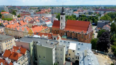 Şehir Mimarisi Avrupa insansız hava aracı eski şehir Opole Polonya 'nın üzerinden geçiyor