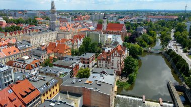 Şehir Mimarisi Avrupa insansız hava aracı eski şehir Opole Polonya 'nın üzerinden geçiyor