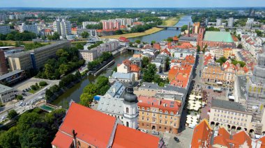 Şehir Mimarisi Avrupa insansız hava aracı eski şehir Opole Polonya 'nın üzerinden geçiyor