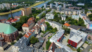 Şehir Mimarisi Avrupa insansız hava aracı eski şehir Opole Polonya 'nın üzerinden geçiyor