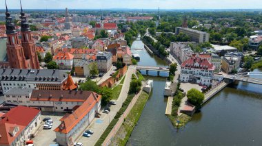 Şehir Mimarisi Avrupa insansız hava aracı eski şehir Opole Polonya 'nın üzerinden geçiyor