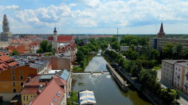 Şehir Mimarisi Avrupa insansız hava aracı eski şehir Opole Polonya 'nın üzerinden geçiyor