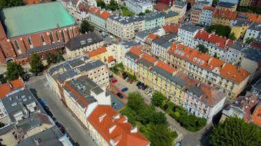 Şehir Mimarisi Avrupa insansız hava aracı eski şehir Opole Polonya 'nın üzerinden geçiyor