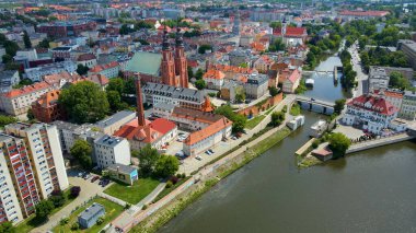 Şehir Mimarisi Avrupa insansız hava aracı eski şehir Opole Polonya 'nın üzerinden geçiyor