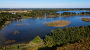 Göl sonbahar manzarası yukarıdan