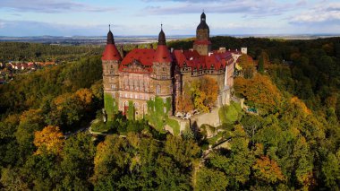 Drone Walbrzych Polonya 'dan Ksiaz Şatosu Sonbahar Görünümü