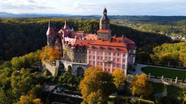 Drone Walbrzych Polonya 'dan Ksiaz Şatosu Sonbahar Görünümü