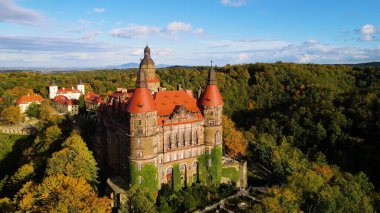 Drone Walbrzych Polonya 'dan Ksiaz Şatosu Sonbahar Görünümü