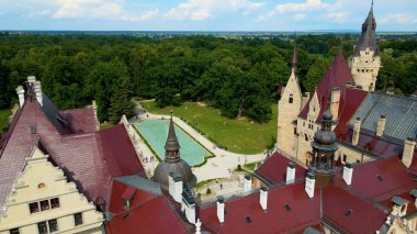 Moszna Şatosu, Moszna Polonya köyü yakınlarındaki bir mimariden manzara üzerinde uçuyor.