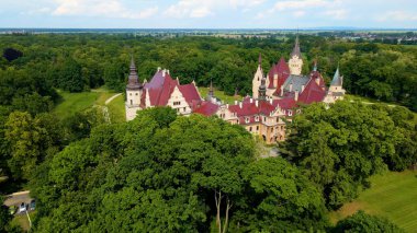 Moszna Şatosu, Moszna Polonya köyü yakınlarındaki bir mimariden manzara üzerinde uçuyor.