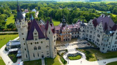 Moszna Şatosu, Moszna Polonya köyü yakınlarındaki bir mimariden manzara üzerinde uçuyor.