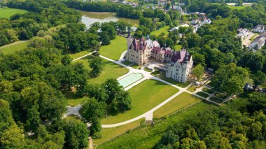 Moszna Şatosu, Moszna Polonya köyü yakınlarındaki bir mimariden manzara üzerinde uçuyor.