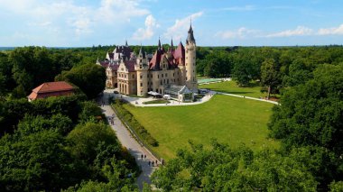 Moszna Şatosu, Moszna Polonya köyü yakınlarındaki bir mimariden manzara üzerinde uçuyor.