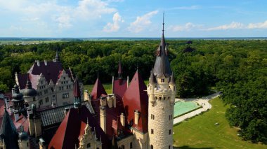 Moszna Şatosu, Moszna Polonya köyü yakınlarındaki bir mimariden manzara üzerinde uçuyor.