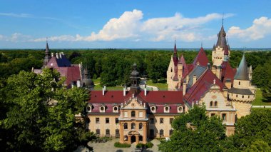 Moszna Şatosu, Moszna Polonya köyü yakınlarındaki bir mimariden manzara üzerinde uçuyor.