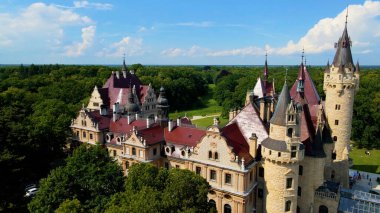 Moszna Şatosu, Moszna Polonya köyü yakınlarındaki bir mimariden manzara üzerinde uçuyor.