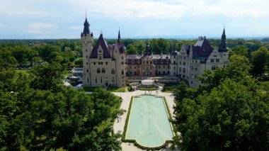 Moszna Şatosu, Moszna Polonya köyü yakınlarındaki bir mimariden manzara üzerinde uçuyor.