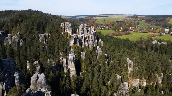 Adrspach kayaları İHA manzarasından Çek Cumhuriyeti 'nin Adrspach bölgesini gösteriyor