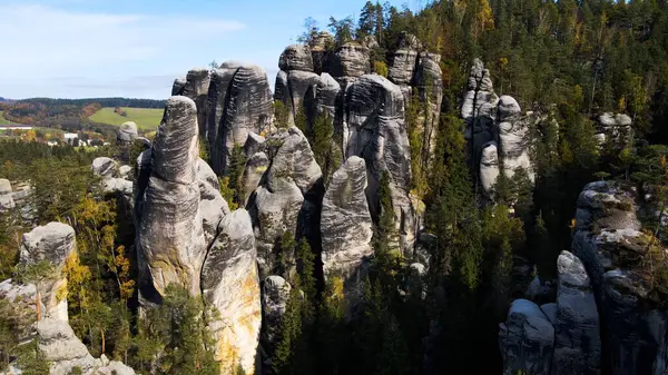 Adrspach kayaları İHA manzarasından Çek Cumhuriyeti 'nin Adrspach bölgesini gösteriyor