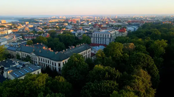 Avrupa kenti turizmine insansız hava aracı bakışı eski Krakow Polonya