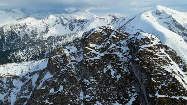 Zakopane Polonya 'dan karlı dağ zirvesi, buzul manzaralı.