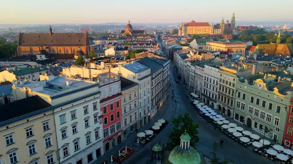 Avrupa kenti turizmine insansız hava aracı bakışı eski Krakow Polonya