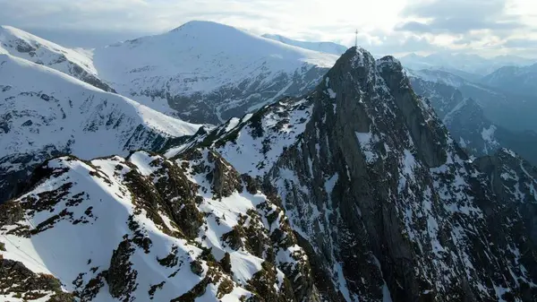 Zakopane Polonya 'dan karlı dağ zirvesi, buzul manzaralı.