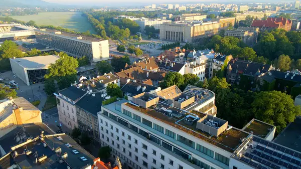 Avrupa kenti turizmine insansız hava aracı bakışı eski Krakow Polonya