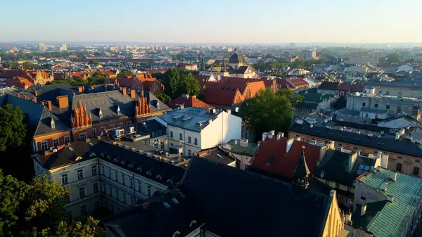 Avrupa kenti turizmine insansız hava aracı bakışı eski Krakow Polonya