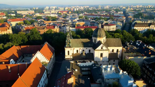 Avrupa kenti turizmine insansız hava aracı bakışı eski Krakow Polonya