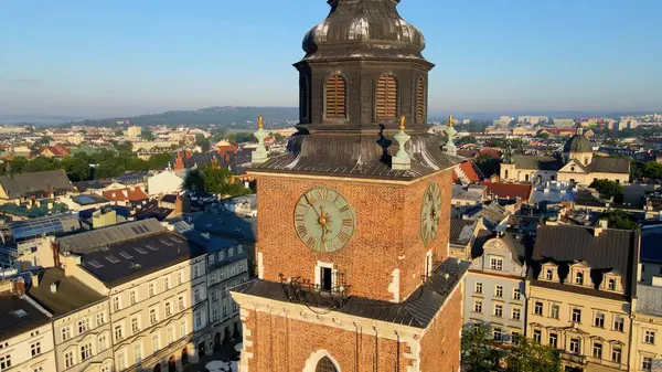 Avrupa kenti turizmine insansız hava aracı bakışı eski Krakow Polonya