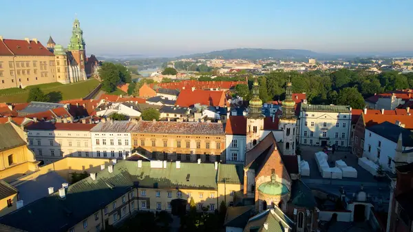 Avrupa kenti turizmine insansız hava aracı bakışı eski Krakow Polonya