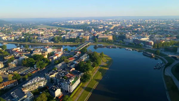 Avrupa kenti turizmine insansız hava aracı bakışı eski Krakow Polonya