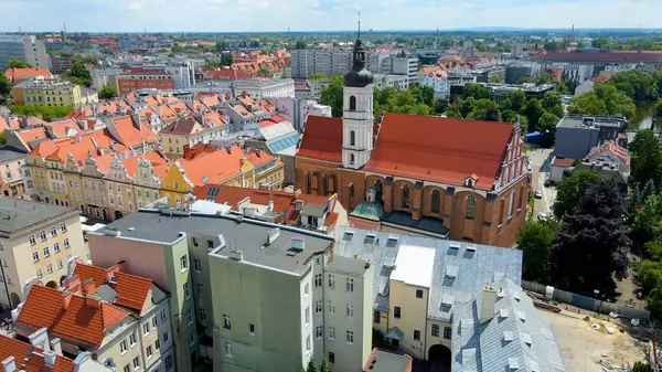 Şehir Mimarisi Avrupa insansız hava aracı eski şehir Opole Polonya 'nın üzerinden geçiyor