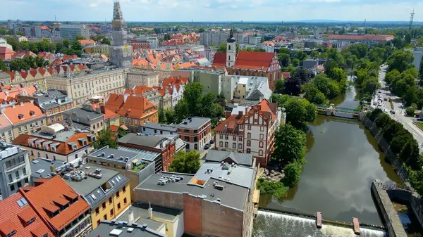 Şehir Mimarisi Avrupa insansız hava aracı eski şehir Opole Polonya 'nın üzerinden geçiyor
