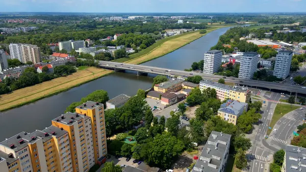 Şehir Mimarisi Avrupa insansız hava aracı eski şehir Opole Polonya 'nın üzerinden geçiyor