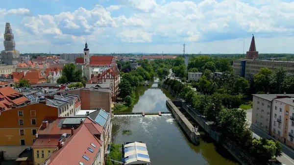 Şehir Mimarisi Avrupa insansız hava aracı eski şehir Opole Polonya 'nın üzerinden geçiyor