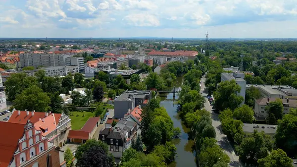 Şehir Mimarisi Avrupa insansız hava aracı eski şehir Opole Polonya 'nın üzerinden geçiyor