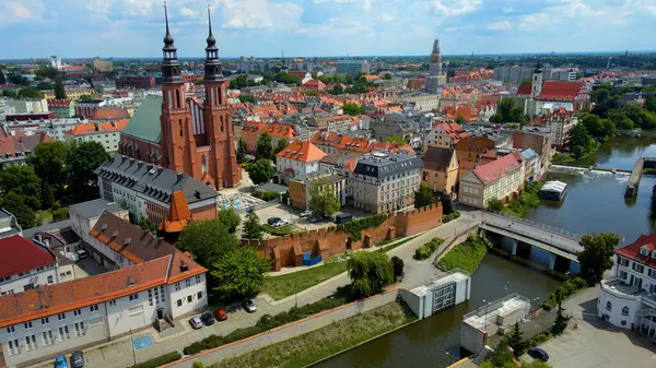 Şehir Mimarisi Avrupa insansız hava aracı eski şehir Opole Polonya 'nın üzerinden geçiyor