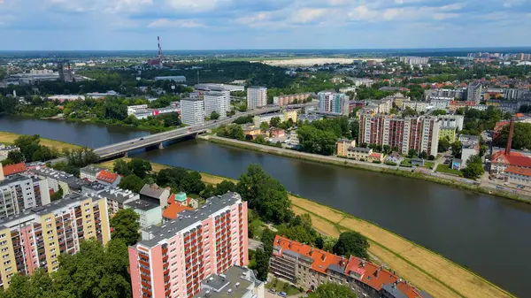 Şehir Mimarisi Avrupa insansız hava aracı eski şehir Opole Polonya 'nın üzerinden geçiyor