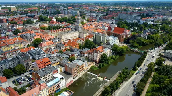 Şehir Mimarisi Avrupa insansız hava aracı eski şehir Opole Polonya 'nın üzerinden geçiyor