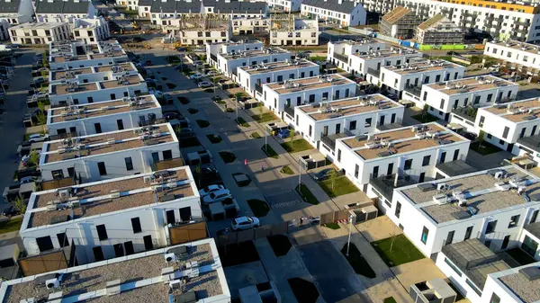 Modern alan caddeleri, şehir doğasını barındırıyor.