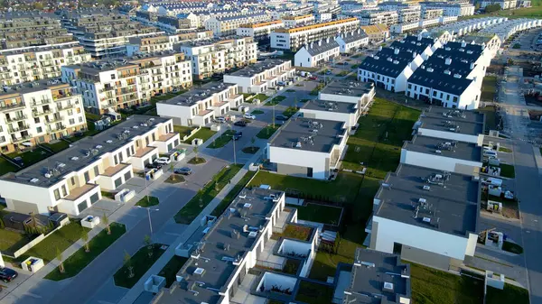 Modern alan caddeleri, şehir doğasını barındırıyor.