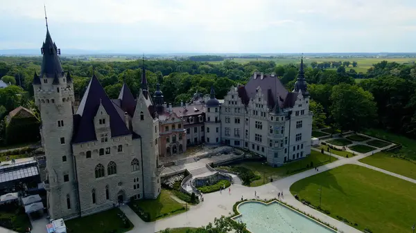 Moszna Şatosu, Moszna Polonya köyü yakınlarındaki bir mimariden manzara üzerinde uçuyor.