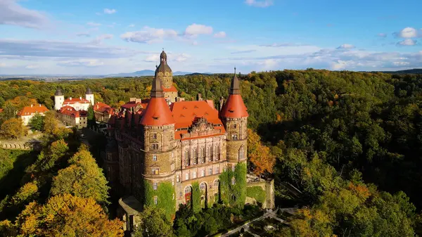 Drone Walbrzych Polonya 'dan Ksiaz Şatosu Sonbahar Görünümü