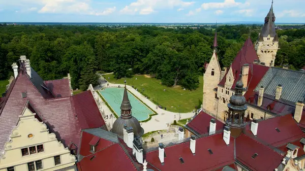 Moszna Şatosu, Moszna Polonya köyü yakınlarındaki bir mimariden manzara üzerinde uçuyor.