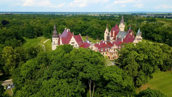 Moszna Şatosu, Moszna Polonya köyü yakınlarındaki bir mimariden manzara üzerinde uçuyor.