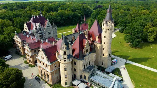 Moszna Şatosu, Moszna Polonya köyü yakınlarındaki bir mimariden manzara üzerinde uçuyor.