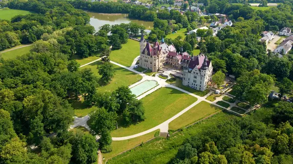 Moszna Şatosu, Moszna Polonya köyü yakınlarındaki bir mimariden manzara üzerinde uçuyor.