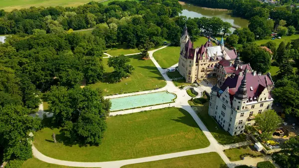 Moszna Şatosu, Moszna Polonya köyü yakınlarındaki bir mimariden manzara üzerinde uçuyor.